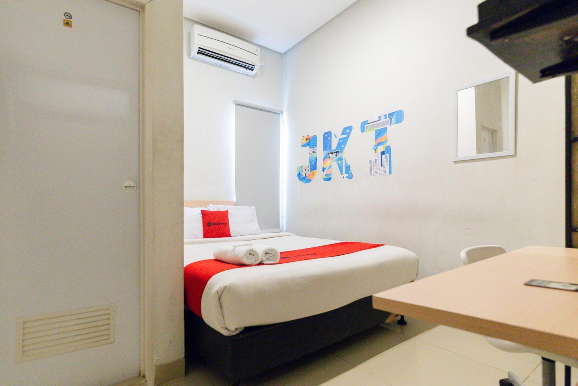 Reddoorz Plus Syariah Near Mall Pondok Indah Jakarta Exterior photo