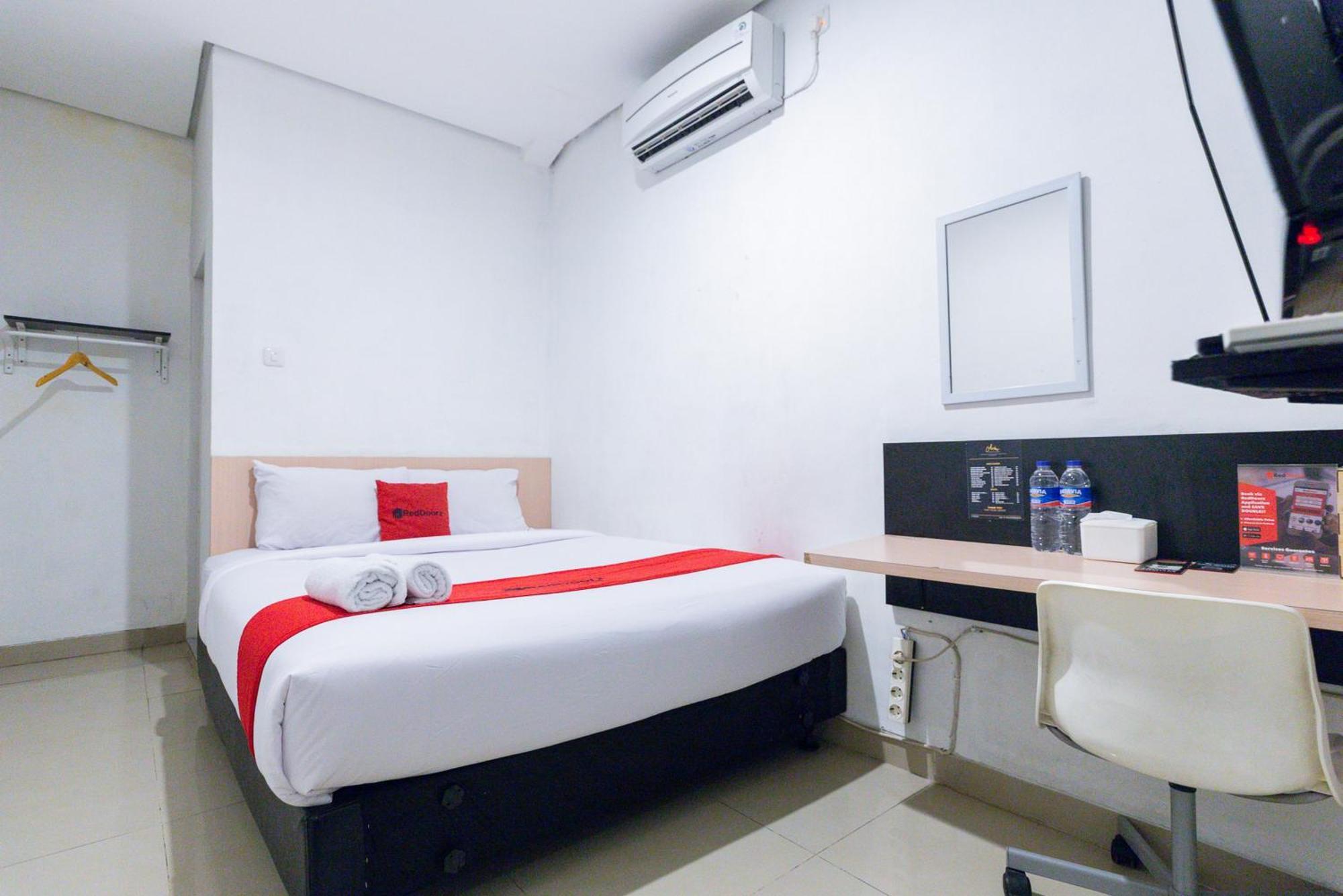 Reddoorz Plus Syariah Near Mall Pondok Indah Jakarta Exterior photo