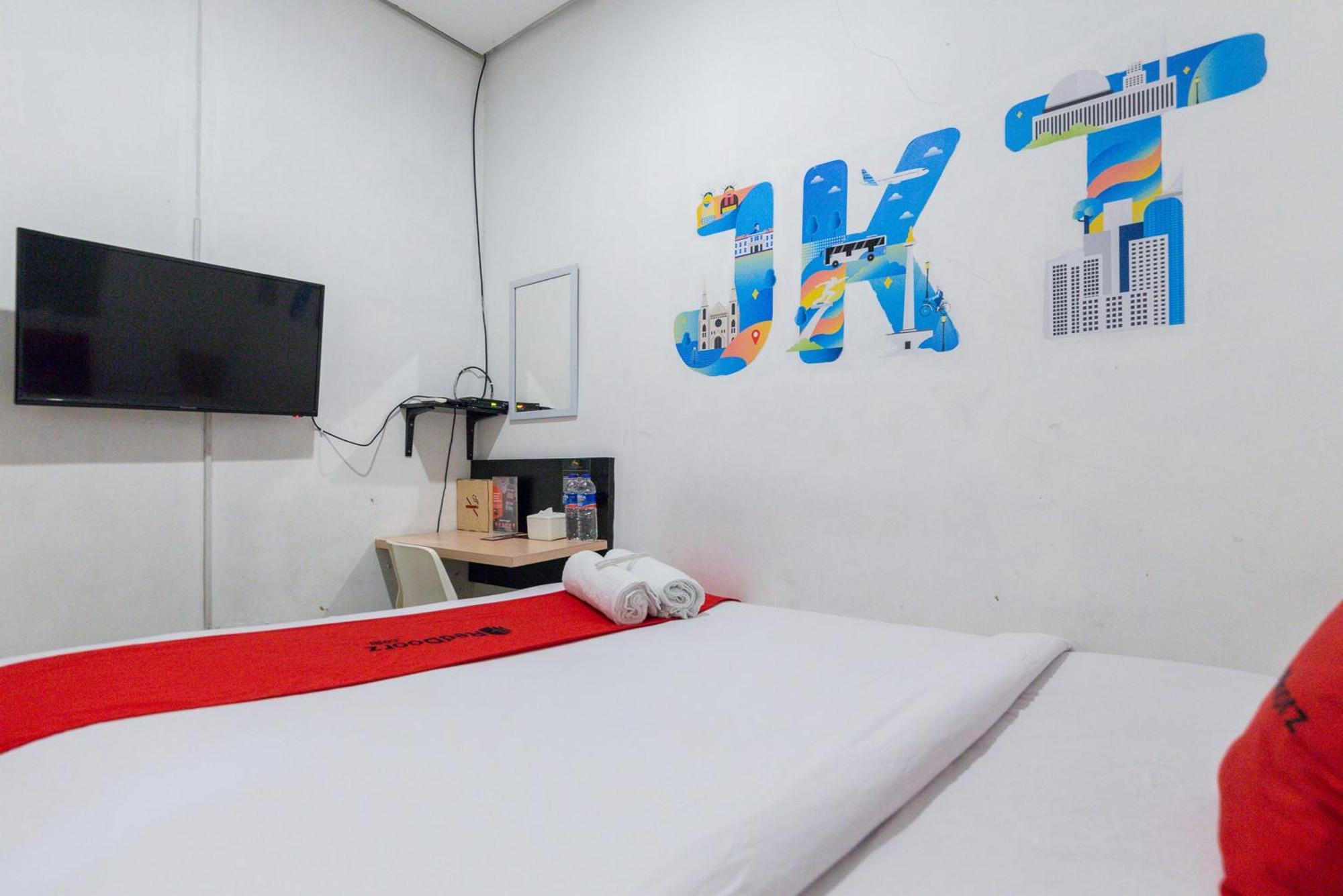 Reddoorz Plus Syariah Near Mall Pondok Indah Jakarta Exterior photo